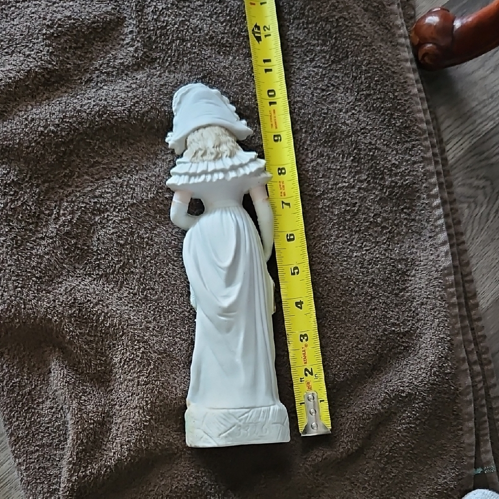 Vintage Mario Collection Victorian Lady Figurine in Cream and Gold By Artmark - Picture 4 of 8